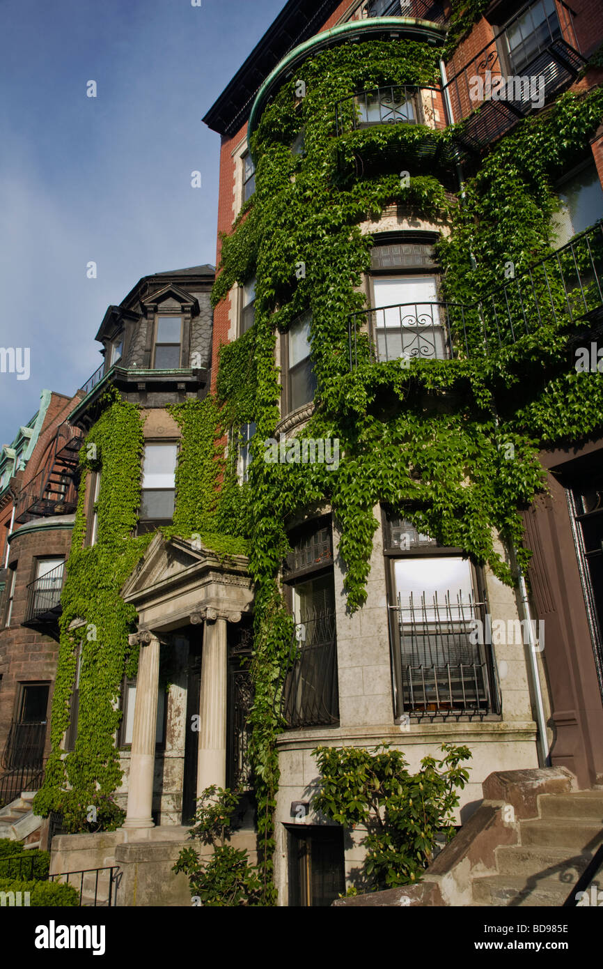 In stile coloniale e case di mattoni lungo il Commonwealth Avenue Boston Massachusetts Foto Stock