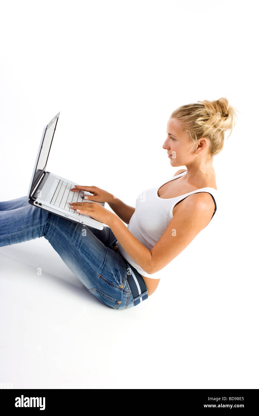 Ragazza bionda lavorando sul computer isolati su sfondo bianco Foto Stock