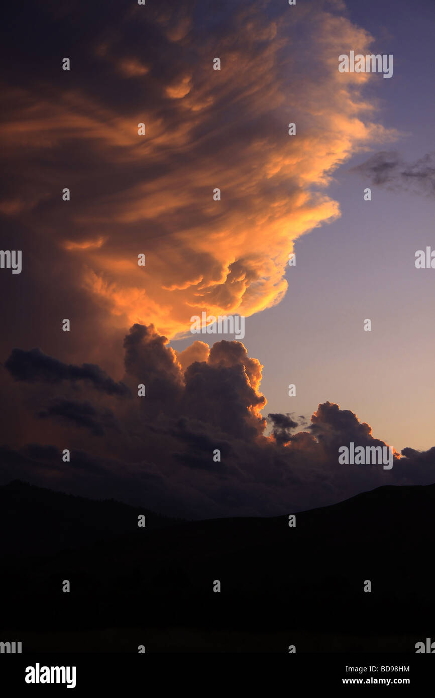 Colorati e drammatico tramonto nuvole Foto Stock