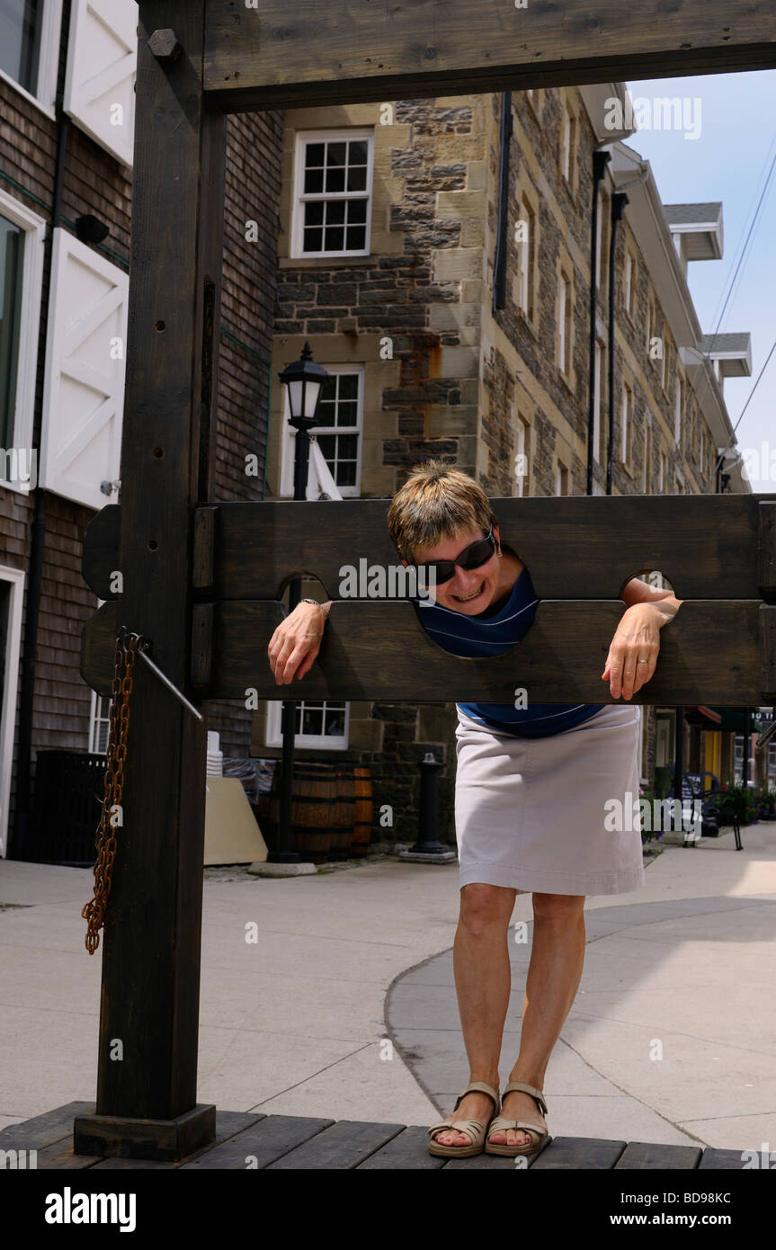 Tourist messo alla gogna in stock di legno in vecchio Halifax Nova Scotia Foto Stock