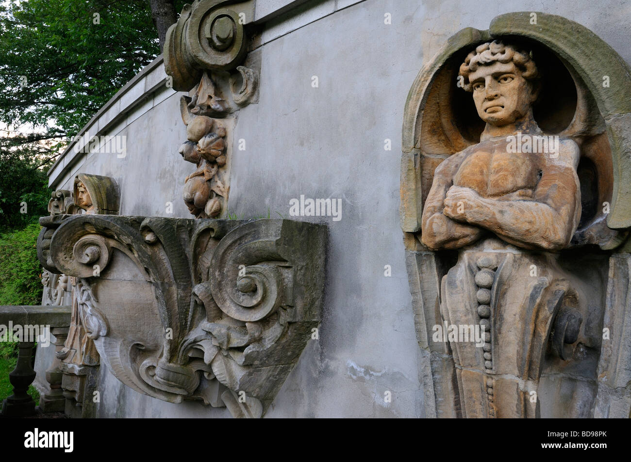 Parete antica scultura in pietra in Guild giardini di scultura Toronto Ontario al crepuscolo Foto Stock