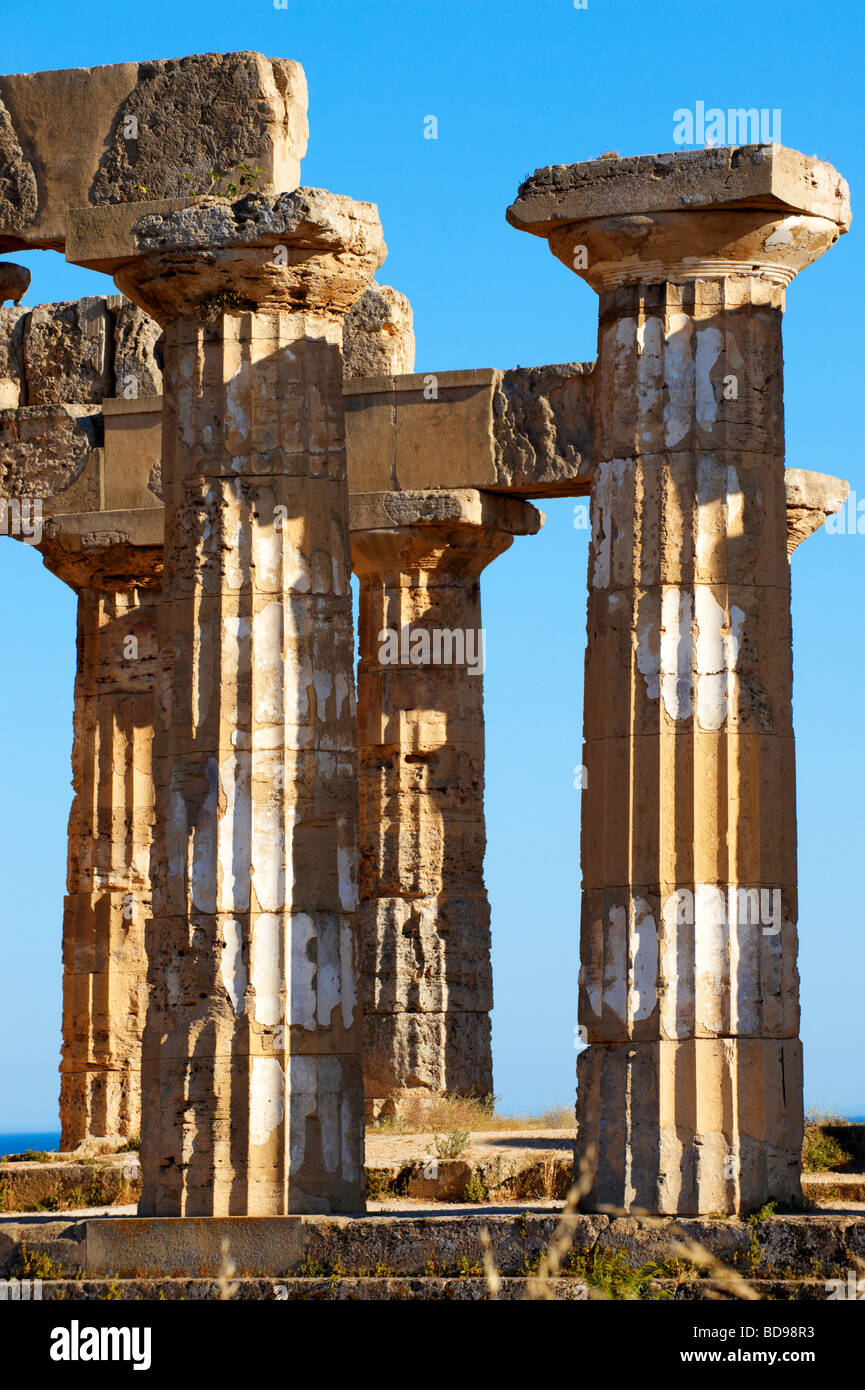 Greco colonne Dorik presso le rovine del tempio e a Selinunte in Sicilia Foto Stock