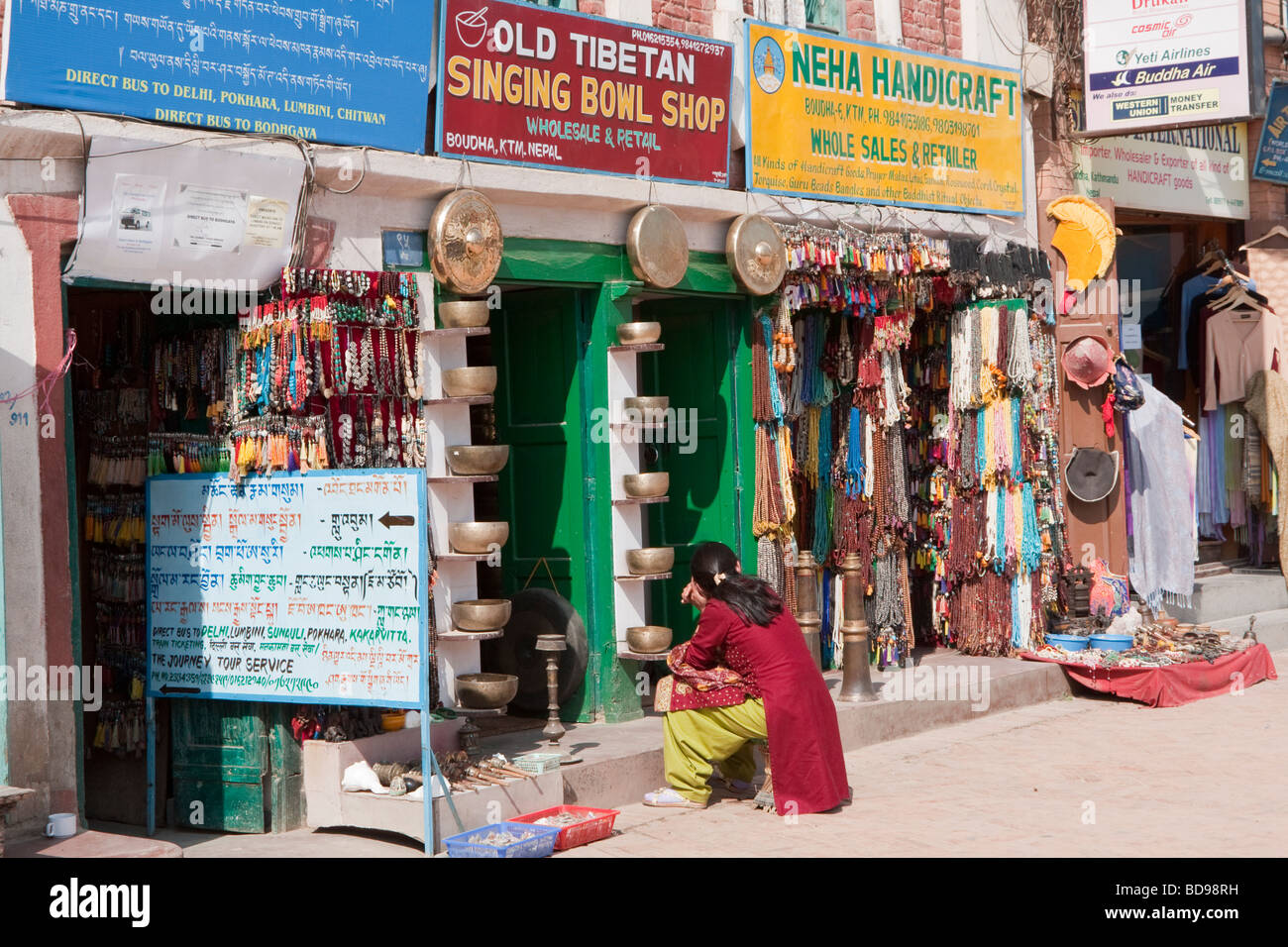Bodhnath, Nepal. Artigianato e negozi di souvenir circondano la stupa buddisti. Foto Stock