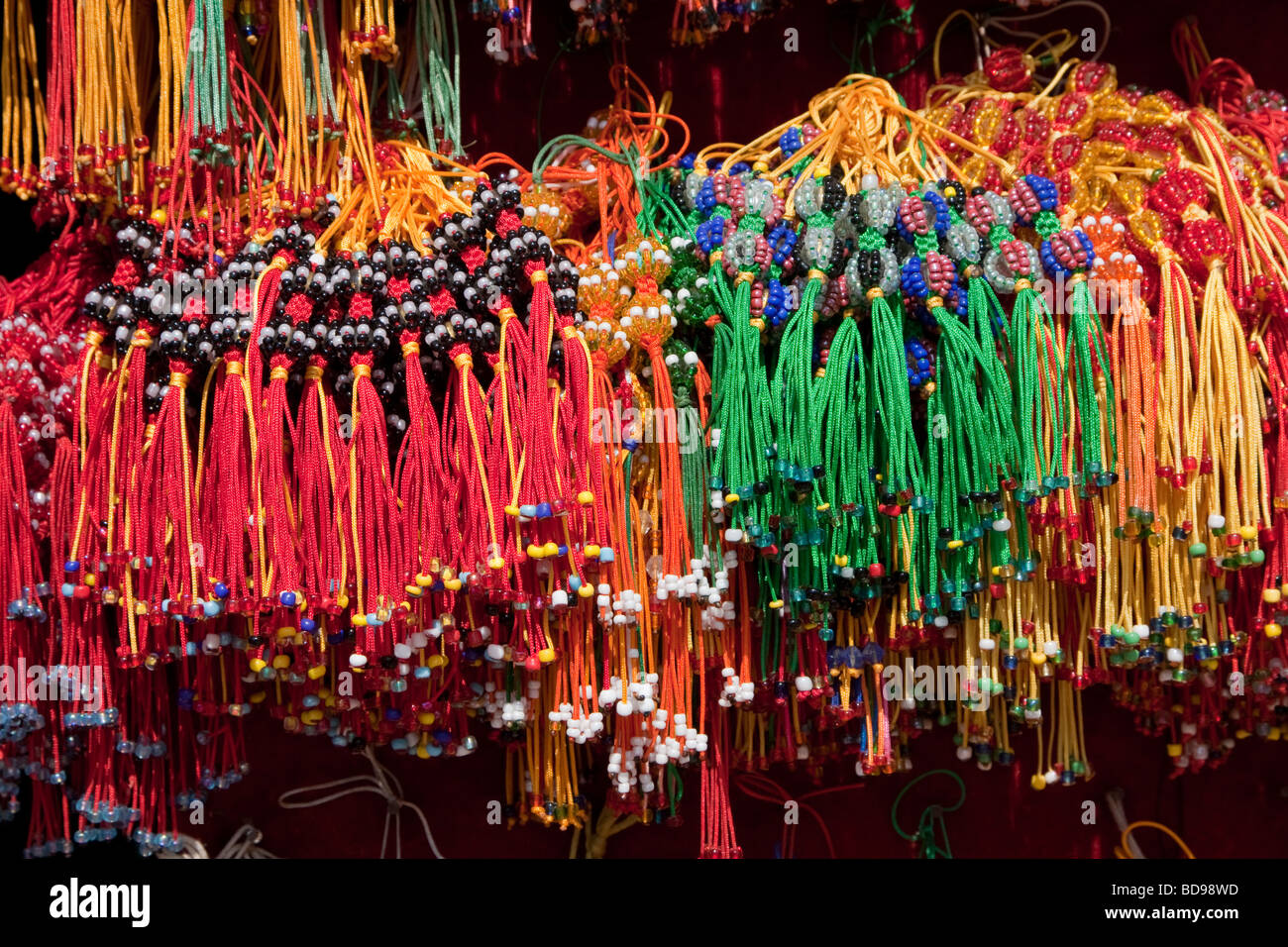 Bodhnath, Nepal. Multi-nappe colorate. Negozio di souvenir talvolta usato come chiave di catene o decorazioni. Foto Stock