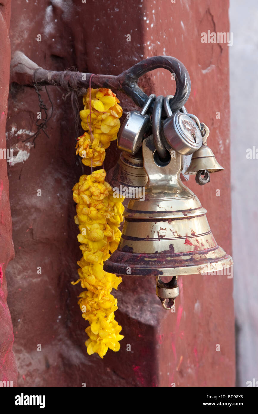 Bodhnath, Nepal. Bell e la ghirlanda al di fuori di un ingresso per il Bodhnath stupa. Foto Stock