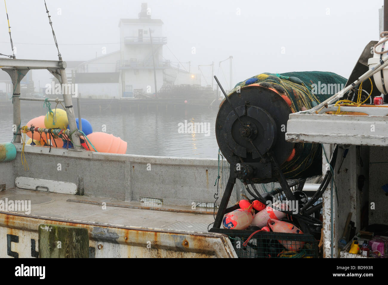 Borsa con sciabica barca nella nebbia a Fishermans Cove passaggio orientale Halifax Nova Scotia Foto Stock