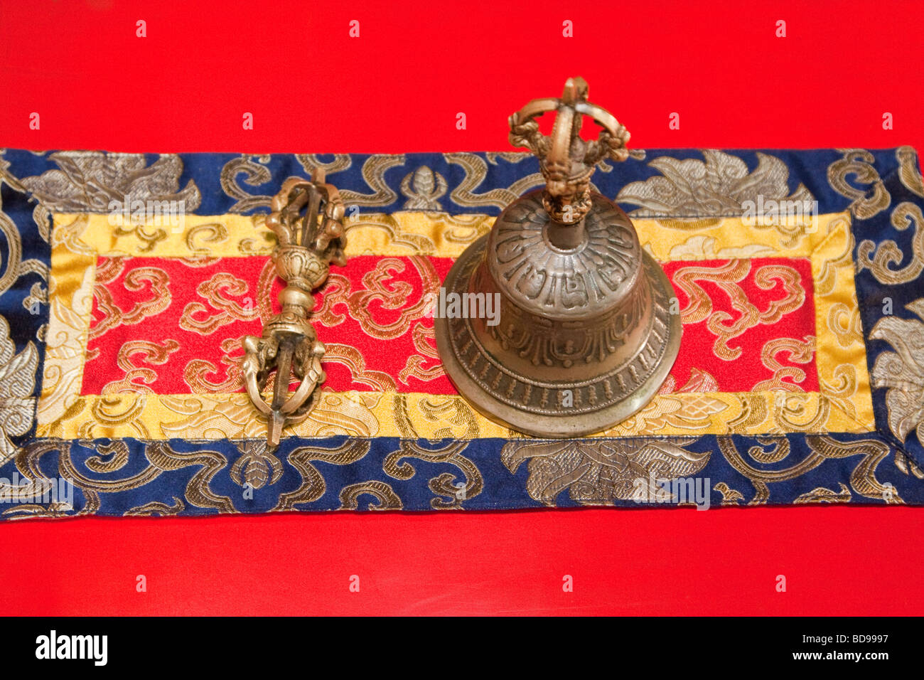 Bodhnath, Nepal. Bell, Vajra e la tabella guida presso il Gompa Tsamchen (tibetano monastero buddista). Foto Stock