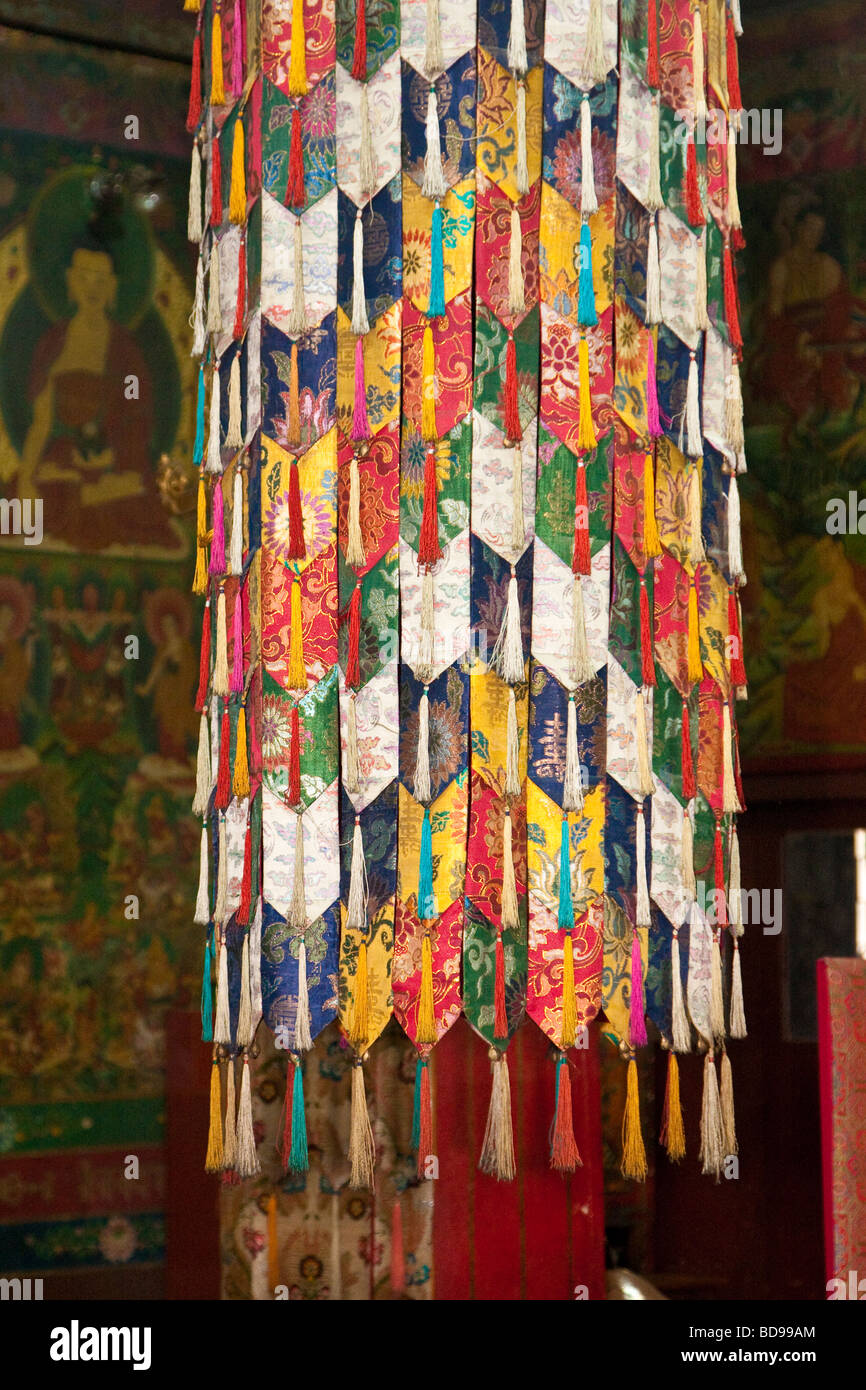 Bodhnath, Nepal. Fiocchi di tessuto e la decorazione interna del gompa Tsamchen (tibetano monastero buddista). Foto Stock