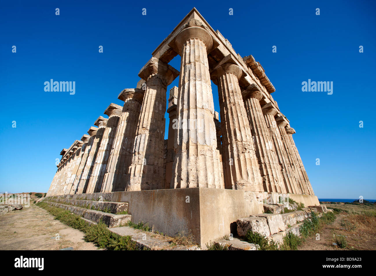 Greco colonne Dorik presso le rovine del tempio e a Selinunte in Sicilia Foto Stock