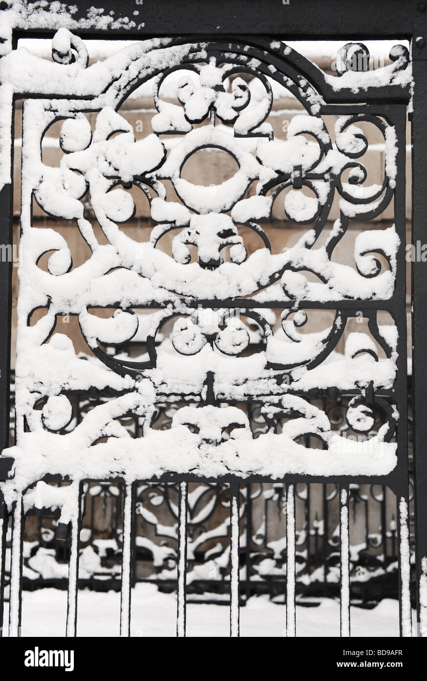 Neve su nero cancellata in ferro battuto, la Cattedrale di St Paul, Londra. Foto Stock