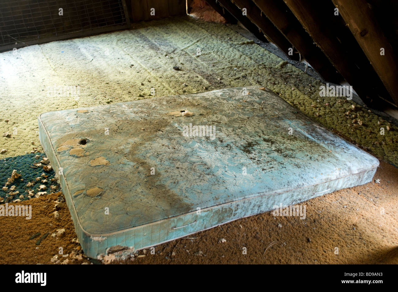 Un attico abbandonati Visualizza Decrepitude Foto Stock