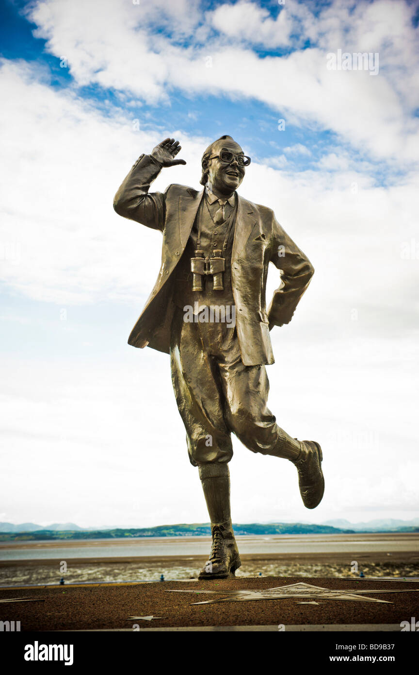 Statua di Eric Morecambe di Graham Ibeson vista contro un cielo blu sulla Promenade, Morecambe Bay. REGNO UNITO Foto Stock