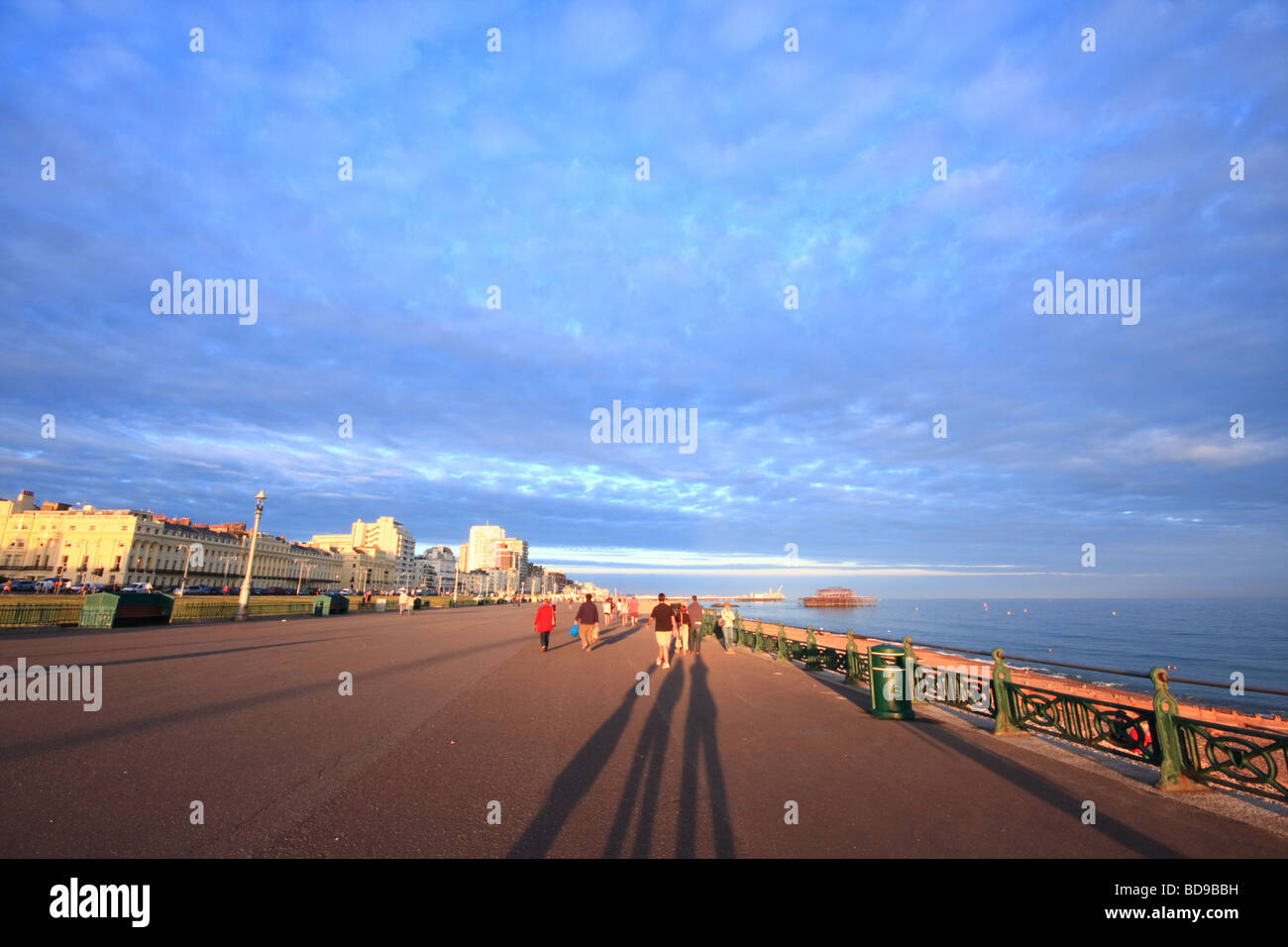 Lunghe ombre sul lungomare di Brighton, Regno Unito Foto Stock
