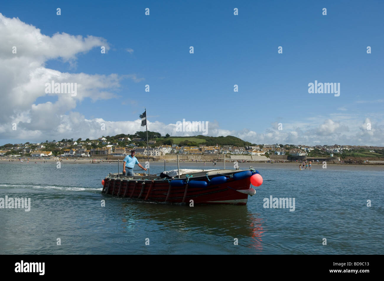 Guida turistica di barca si avvicina a prelevare i passeggeri da St Michael's Mount Harbour, Cornwall, Regno Unito Foto Stock