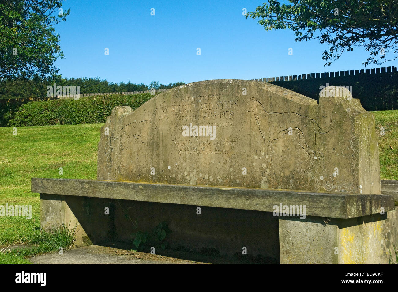 Il sedile in pietra per commemorare Sir Richard Sykes vicino al villaggio di Sledmere East Yorkshire England Regno Unito Regno Unito GB Gran Bretagna Foto Stock