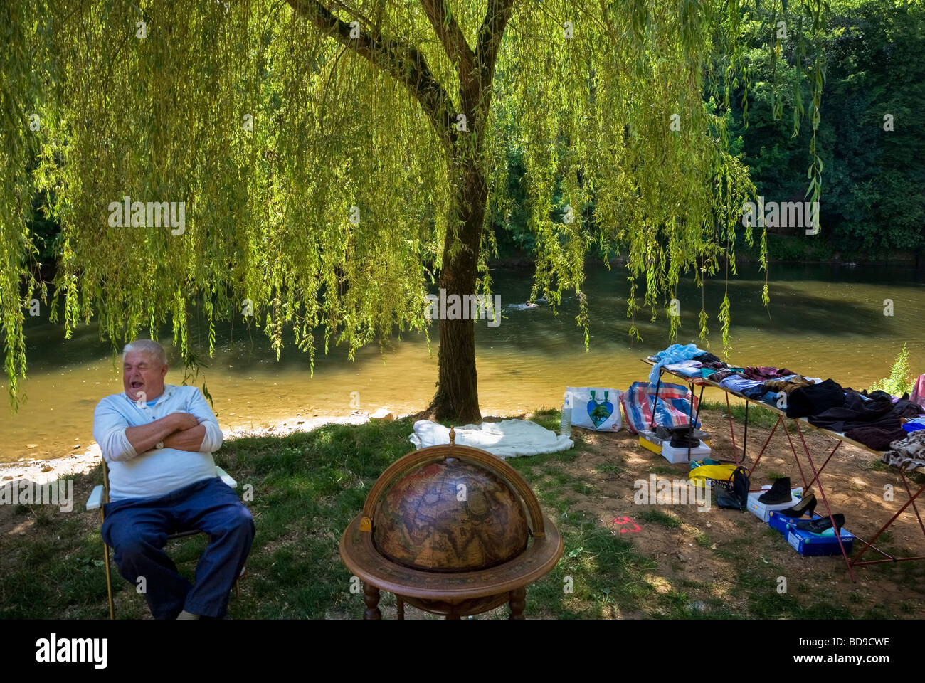 Riverside domenica il mercato delle pulci di saint leon sur vezere dorgogne francia Foto Stock