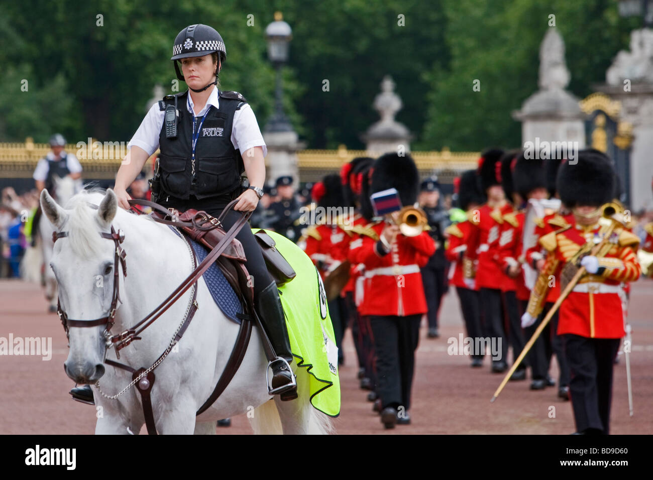 La banda delle guardie di Coldstream lascia Buckingham Palace dopo aver cambiato la guardia, Londra, Gran Bretagna Foto Stock