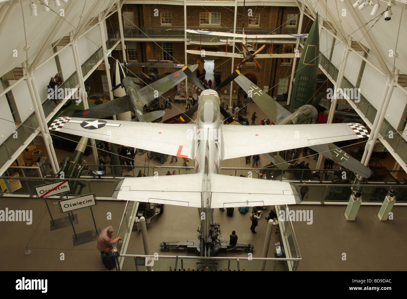 Bella grande bambola, p51 d mustang aeromobile sospesi dal museo imperiale della guerra a soffitto. Foto Stock