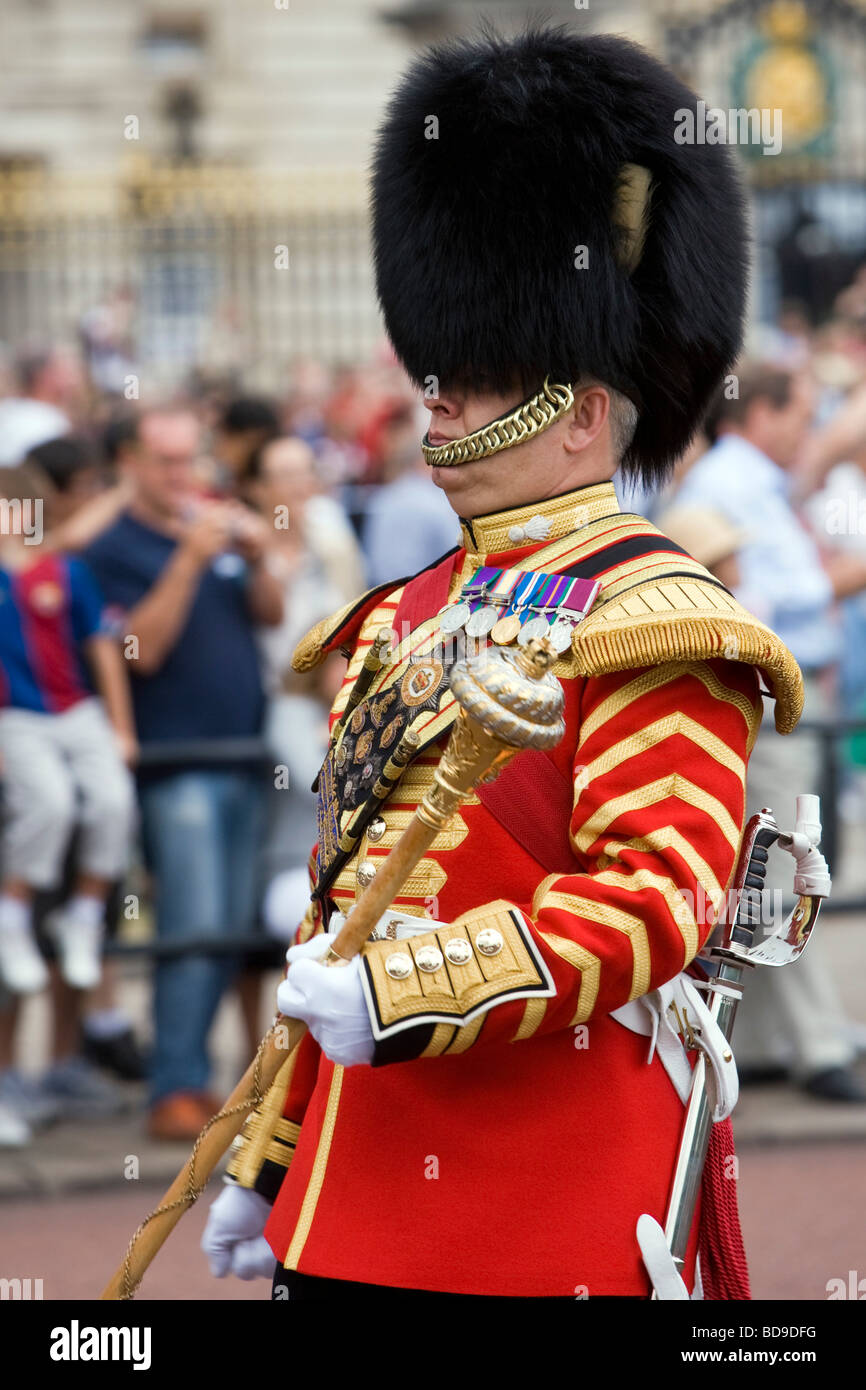 Grande tamburo da guardie di granatieri lascia Buckingham Palace dopo aver cambiato la guardia, Londra, Gran Bretagna Foto Stock