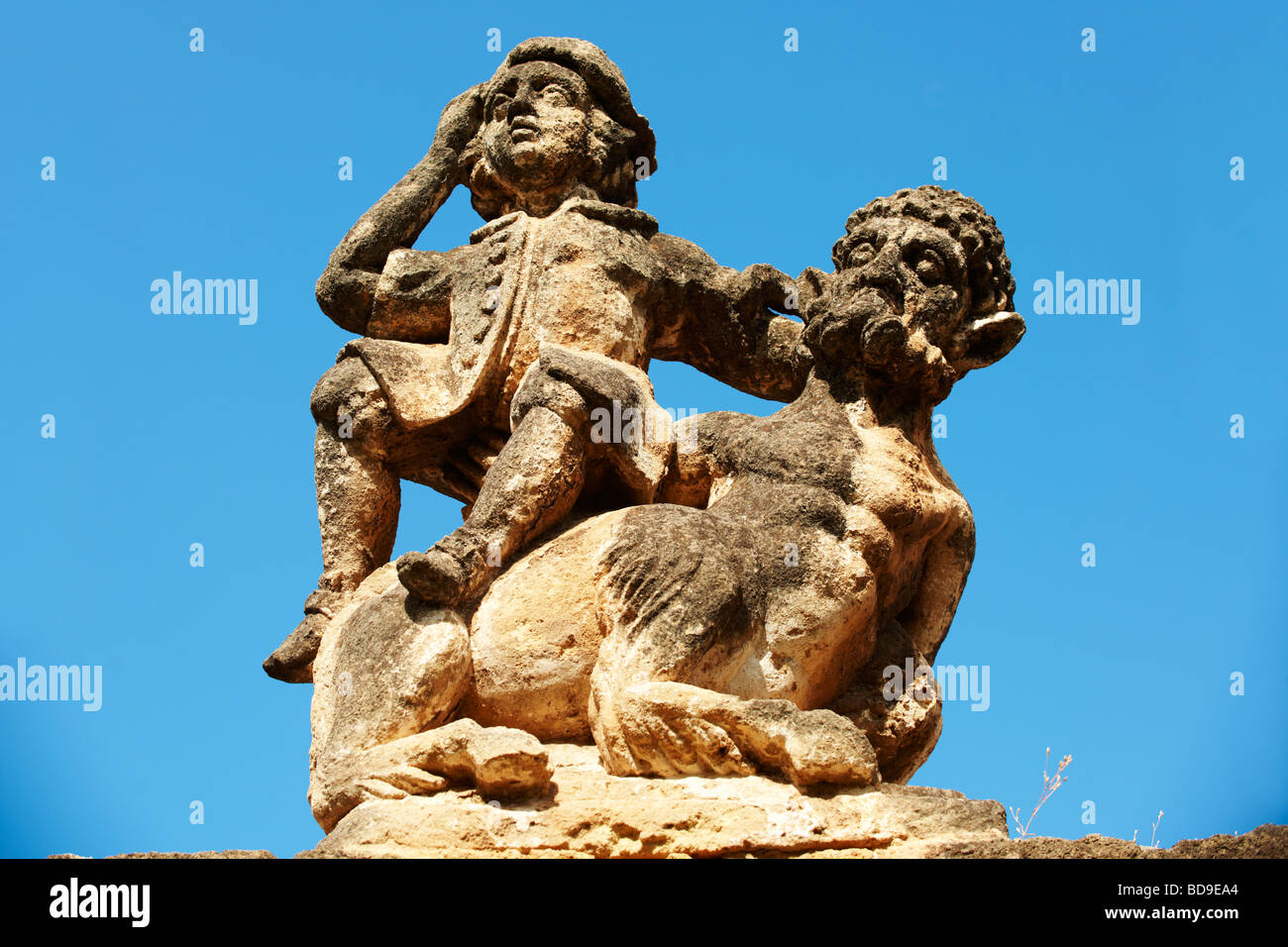 Statue barocche di personaggi provenienti dalle mura di Villa Palagonia Bagheria Sicilia. Conosciuta anche come la Villa dei Mostri Foto Stock