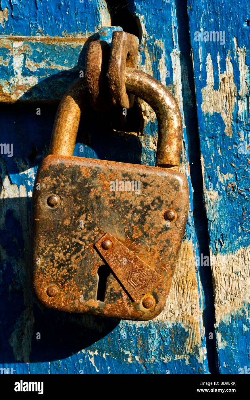 Vecchio stile porta blu con lucchetto arrugginito, Ucraina Foto Stock