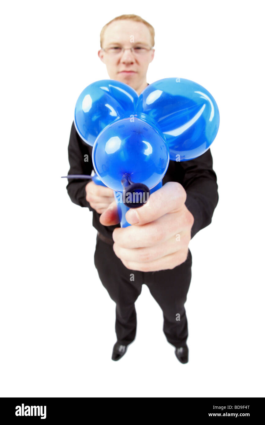 Giovani magic armeggiare un palloncino animale con palloncini Foto Stock