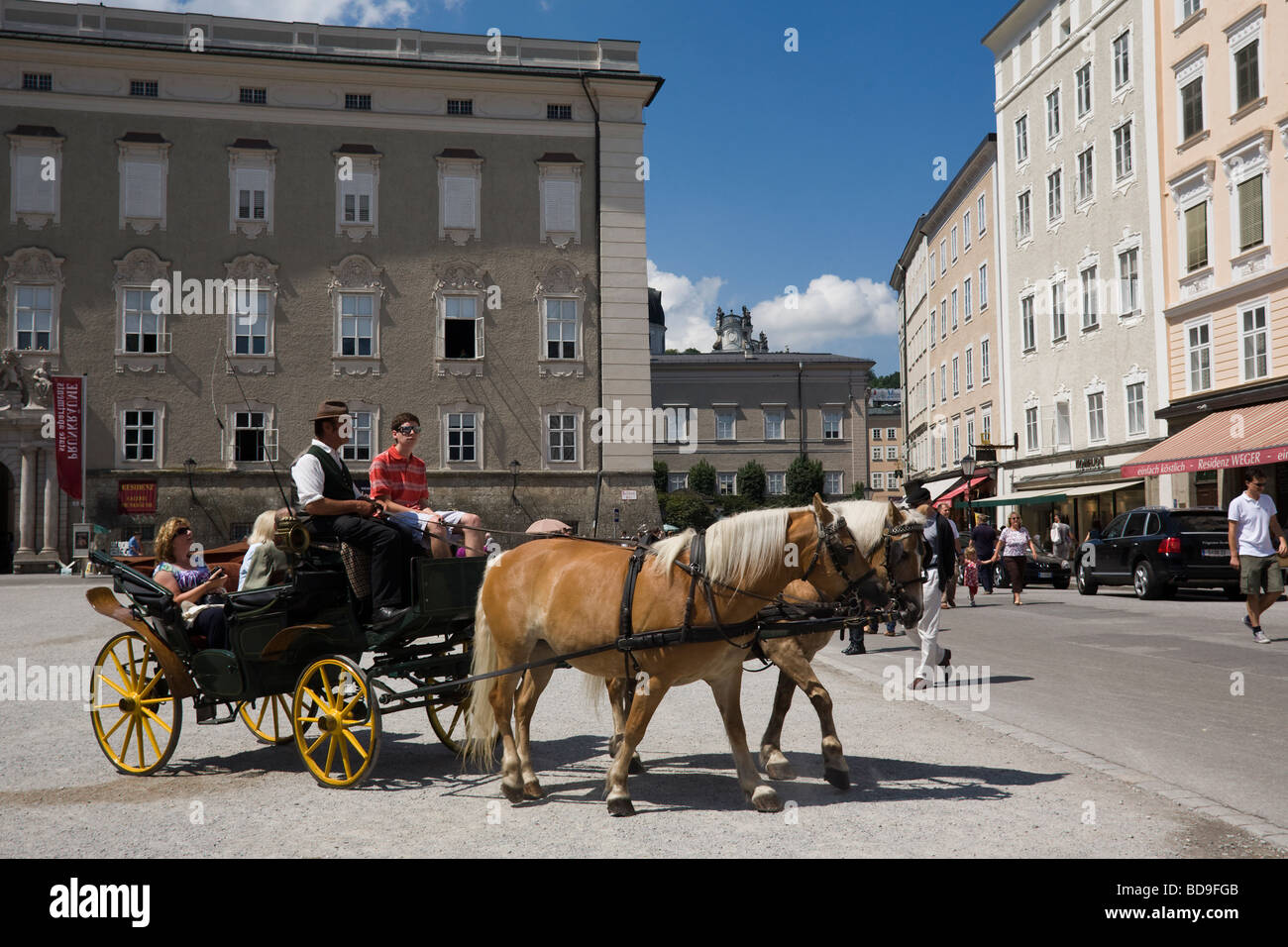 Cavallo e carrello porta Turistica in Piazza Mozart Salzburg Austria UE Foto Stock