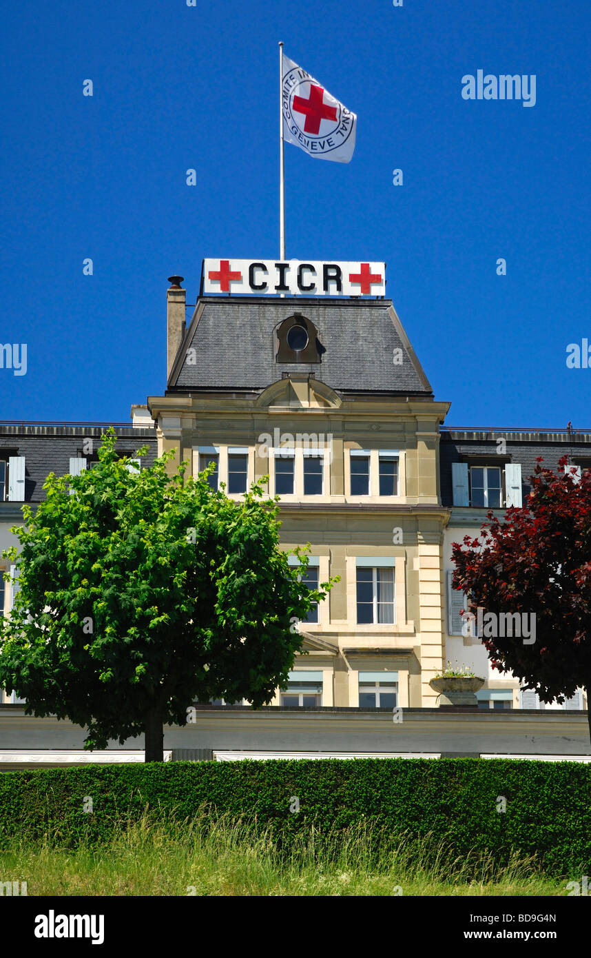 Sede del Comitato internazionale della Croce Rossa CICR con la bandiera della Croce Rossa, Ginevra, Svizzera Foto Stock