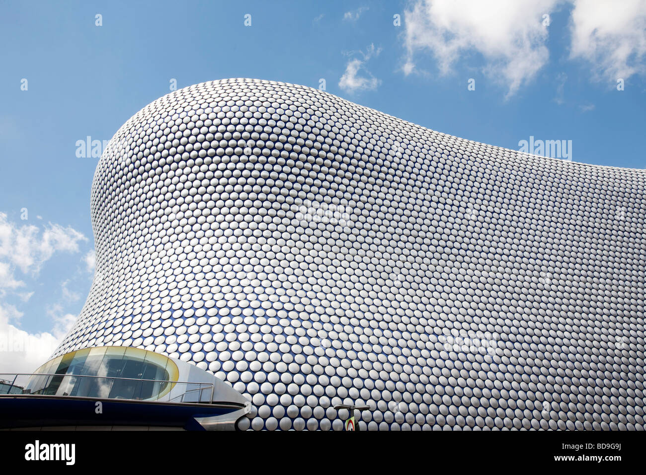 Un nuovo edificio moderno con dischi in argento sul lato esterno Foto Stock