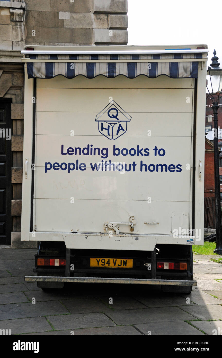 Van con il prestito di libri a persone senza casa stampato sul retro Londra Inghilterra REGNO UNITO Foto Stock