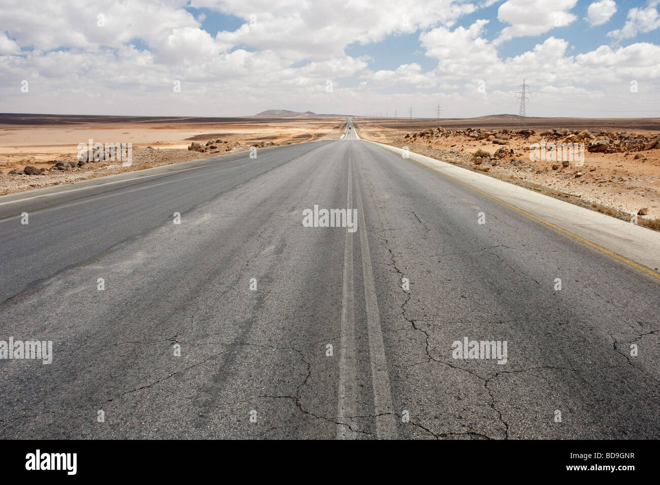 Autostrada del deserto in Iraq, Giordania Foto Stock