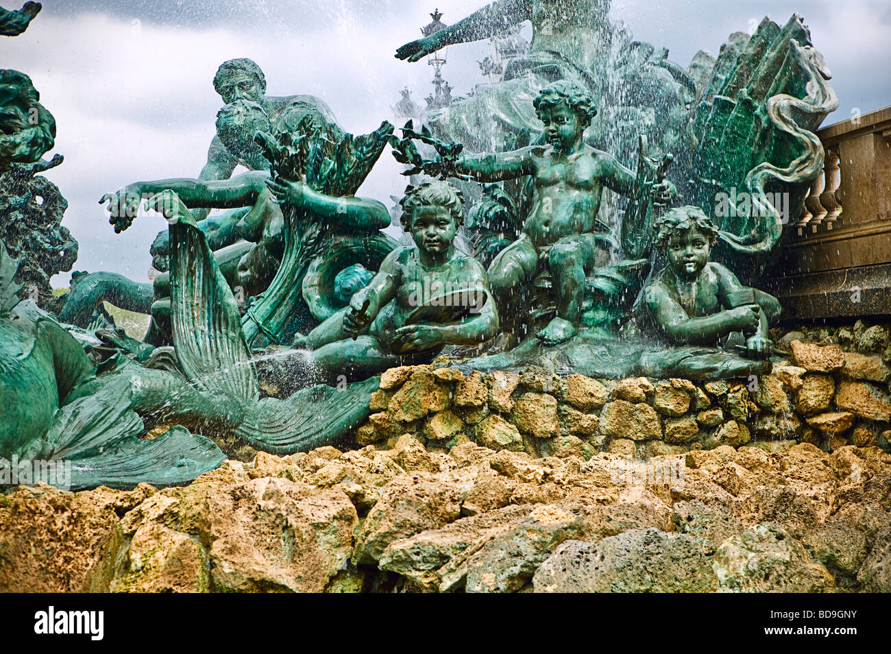 Tritons parte della fontana in bronzo monumento set aux Girondins Bordeaux Francia Foto Stock