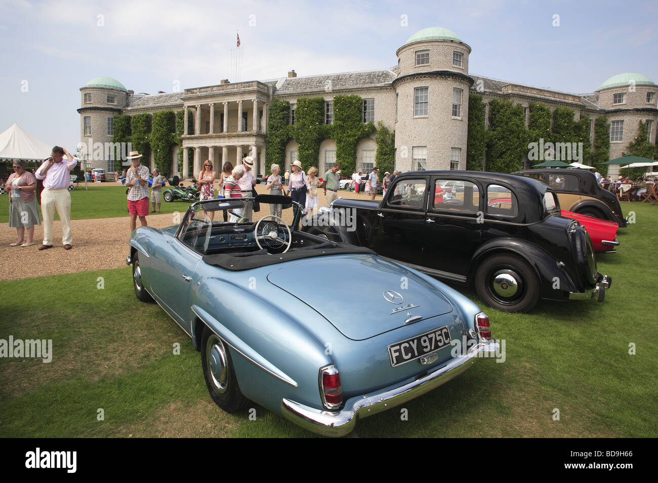 Auto d'epoca classiche parcheggiate di fronte a Goodwood House, West Sussex, Inghilterra, Regno Unito Foto Stock
