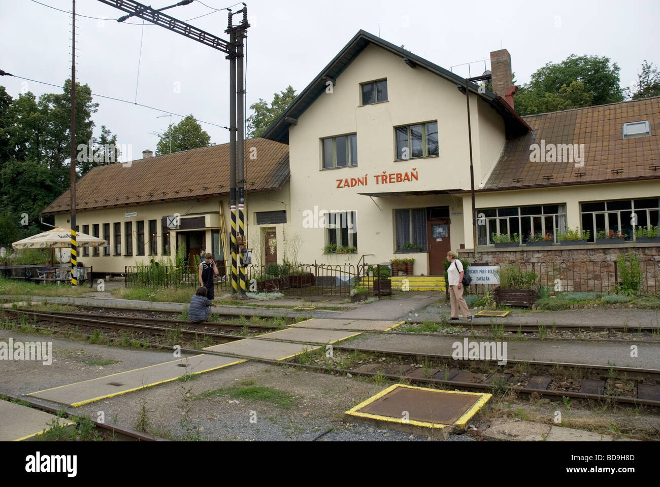 In attesa di un treno in una stazione rurale,Repubblica Ceca Foto Stock