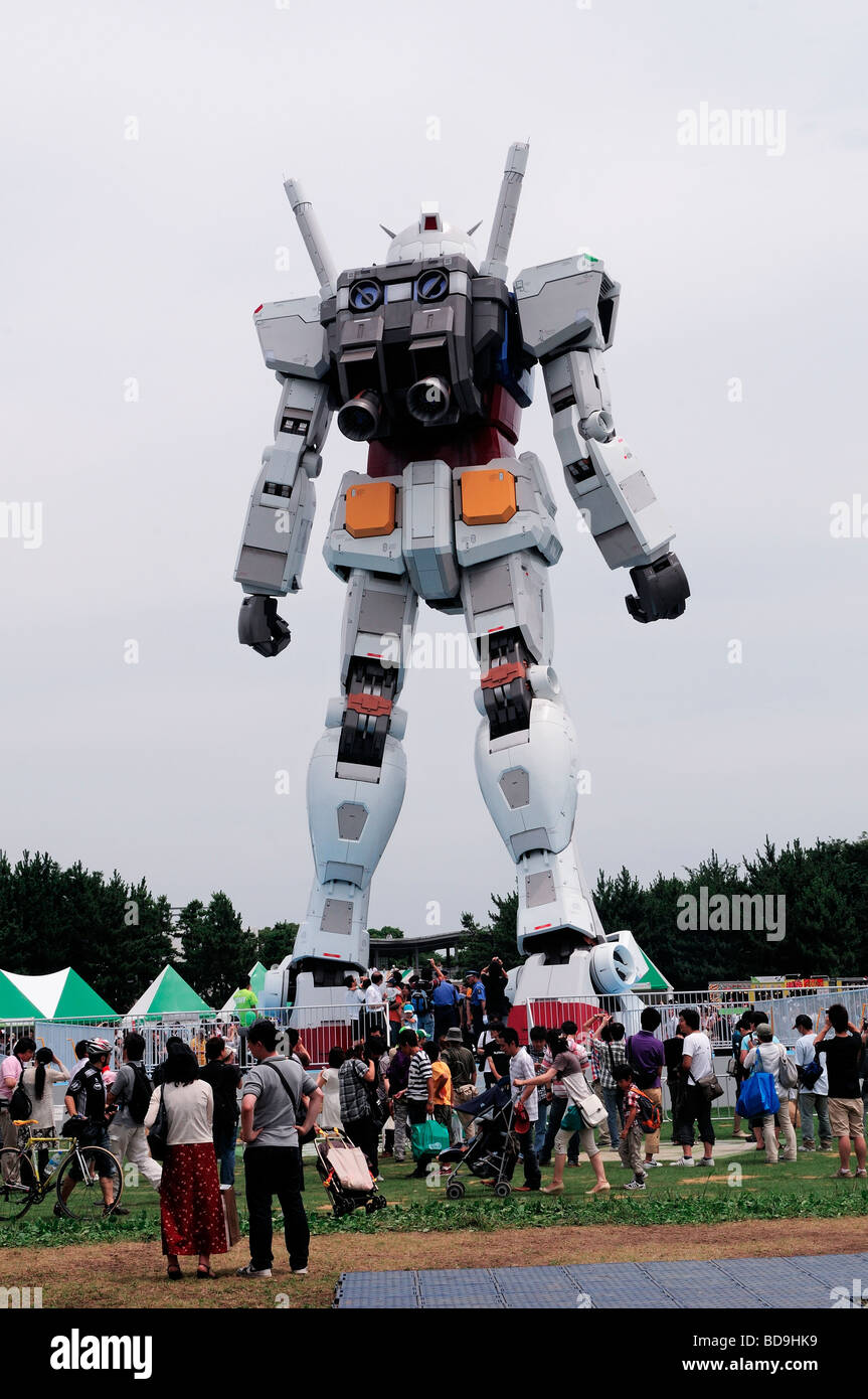 Folla circondano un gigantesco massiccio replica della fantascienza animazione robot Gundam in Seaside Park in Odaiba grande isola artificiale nella Baia di Tokyo, Giappone Foto Stock