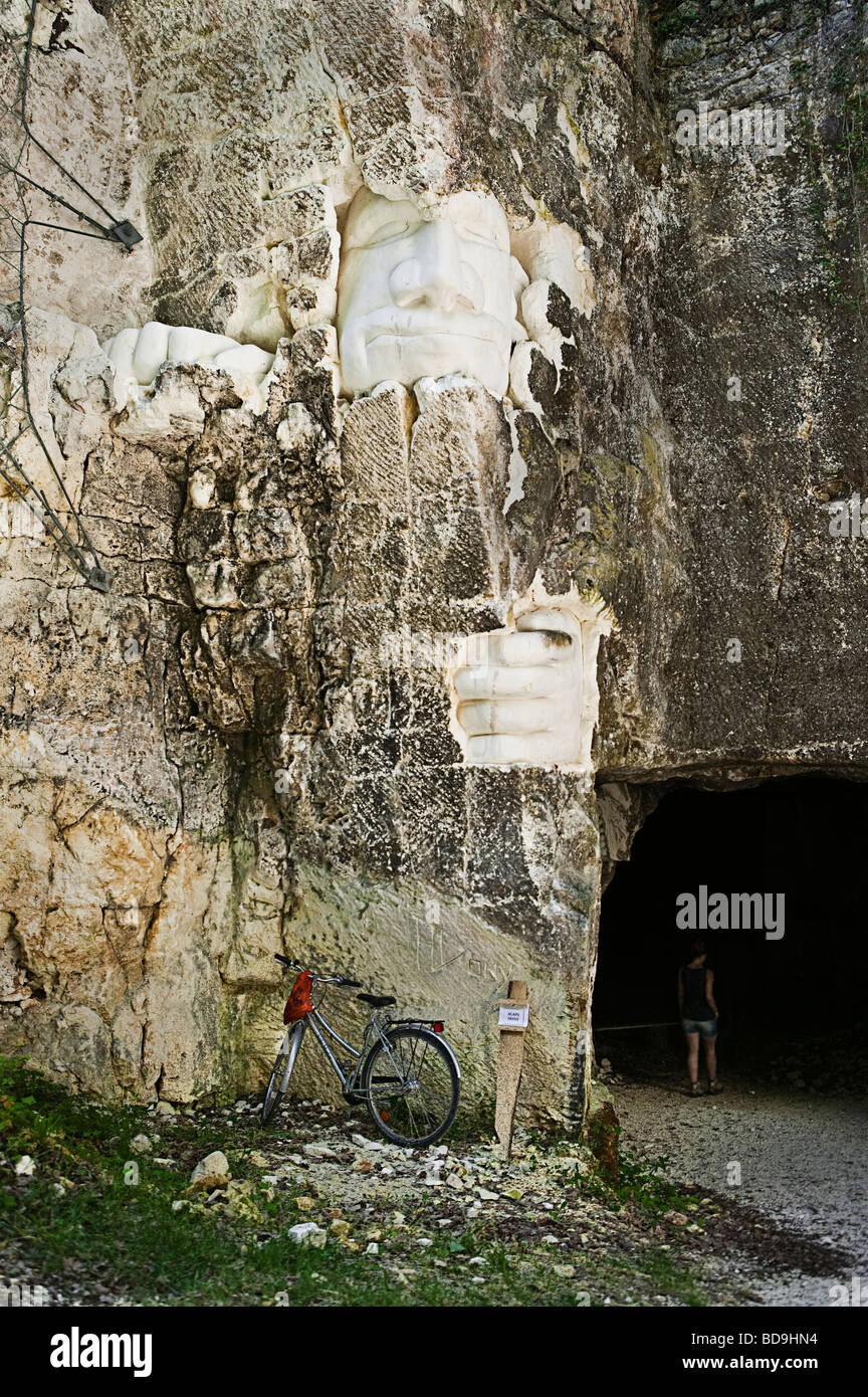 Scultura monumentale di un uomo il viso e le mani in un Grazannes cava di pietra da [Alain-Paul Donit] Foto Stock