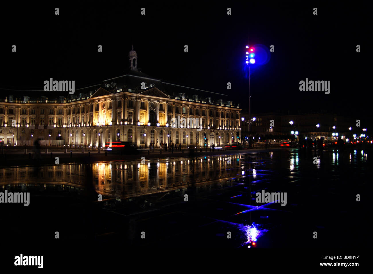 Miroir d'eau (specchio di acqua), Notte, Place de la Bourse, Bordeaux, Gironde, Francia Foto Stock