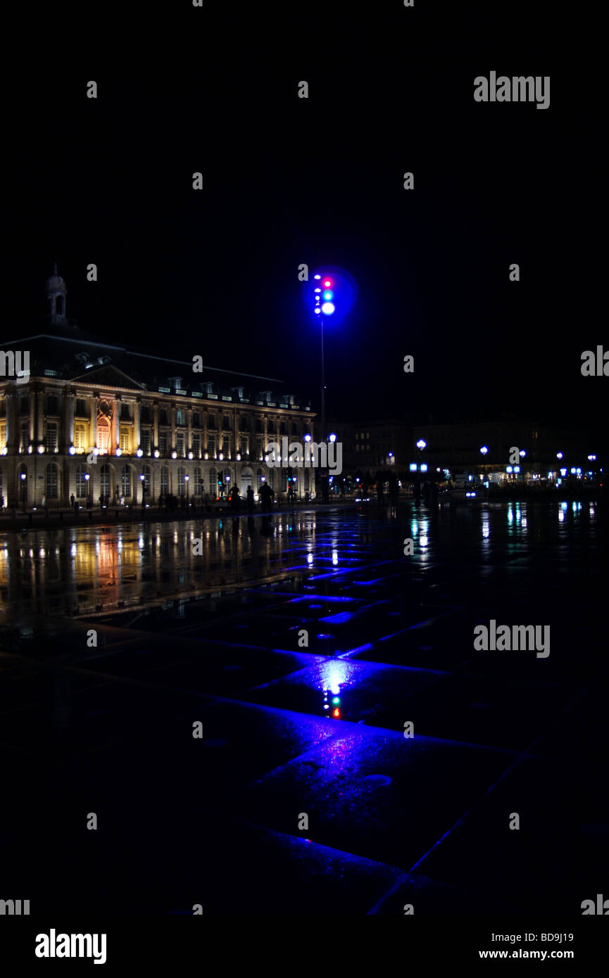 Miroir d'eau (specchio di acqua), Notte, Place de la Bourse, Bordeaux, Gironde, Francia Foto Stock