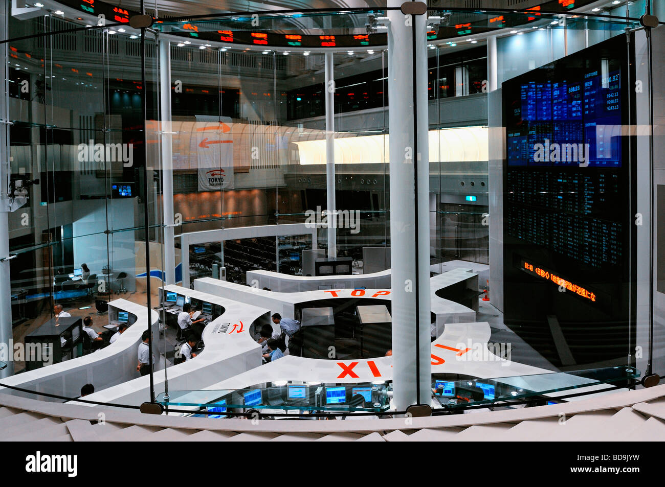 Gli operatori della Borsa di Tokyo guarda gli schermi dei computer durante la mattinata trading nel quartiere Nihombashi Tokyo Giappone Foto Stock