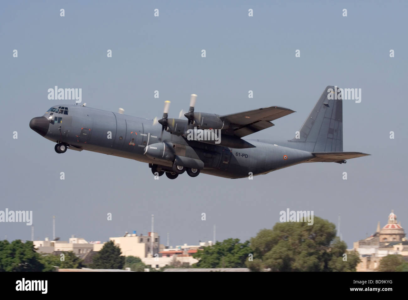 Francese Air Force C-130H Hercules militari da trasporto aereo decolla da Malta Foto Stock