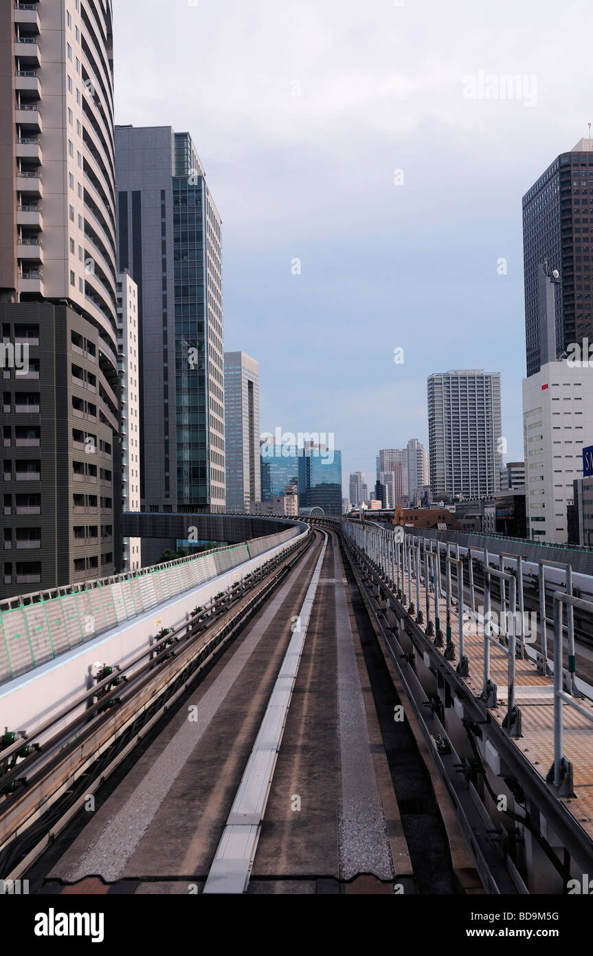 Binari ferroviari la linea di Yurikamome non presidiati treno elevati in esecuzione attraverso la periferia sud di Tokyo Giappone Foto Stock