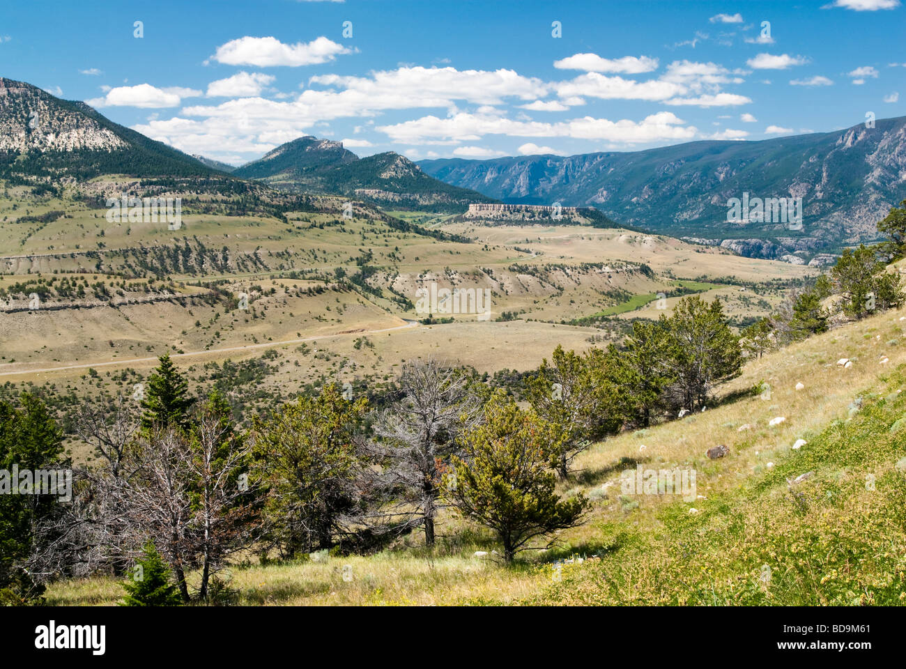 Vista sulle montagne e valli lungo Chief Joseph Scenic Byway nel Wyoming Foto Stock