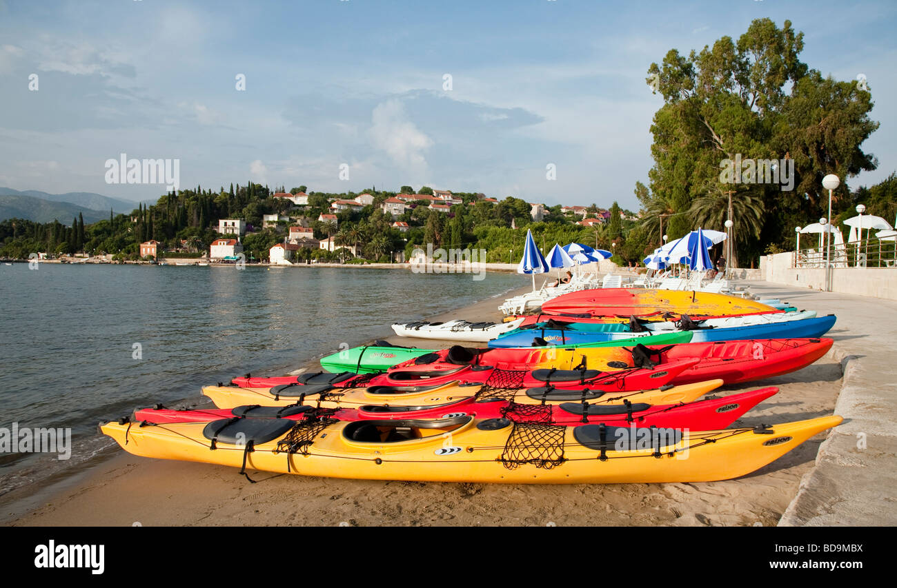 Canoe sulla spiaggia, Koloceps, Croazia Foto Stock