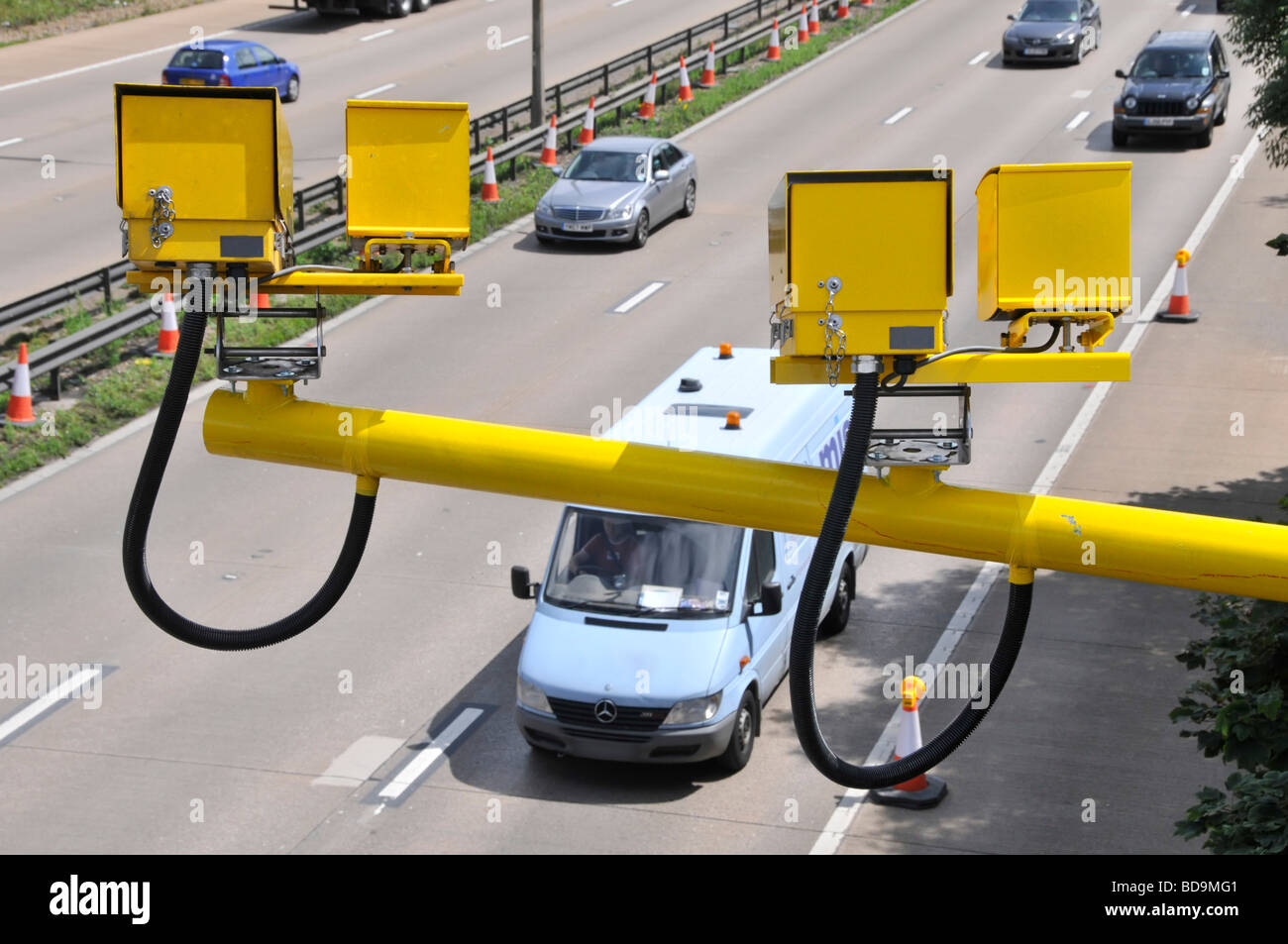 Vista aerea automobilisti che guidano lungo l'autostrada M25 strada telecamere a velocità media variabile monitoraggio del traffico che entra in una sezione lavori stradali Essex Inghilterra UK Foto Stock