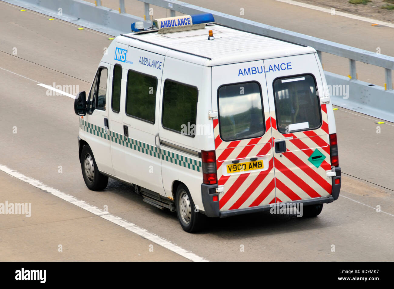 NHS contraente del servizio ambulanza il veicolo a velocità sulla autostrada M25, Foto Stock