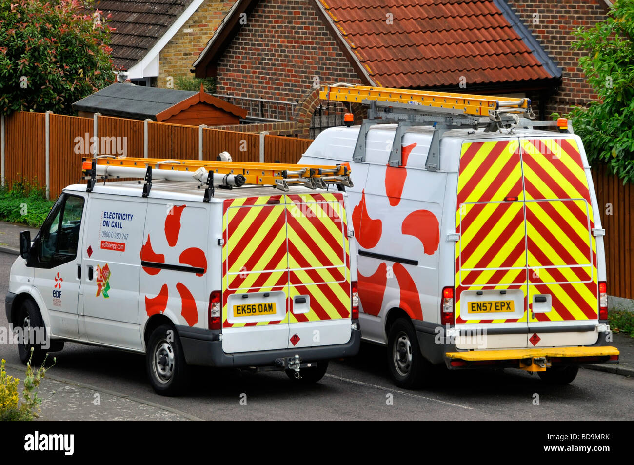 Little & Large EDF Energy fornisce furgoni per veicoli commerciali che richiamano le case con logo con vista laterale e posteriore e strisce a riflessione posteriore ad alta visibilità Essex UK Foto Stock