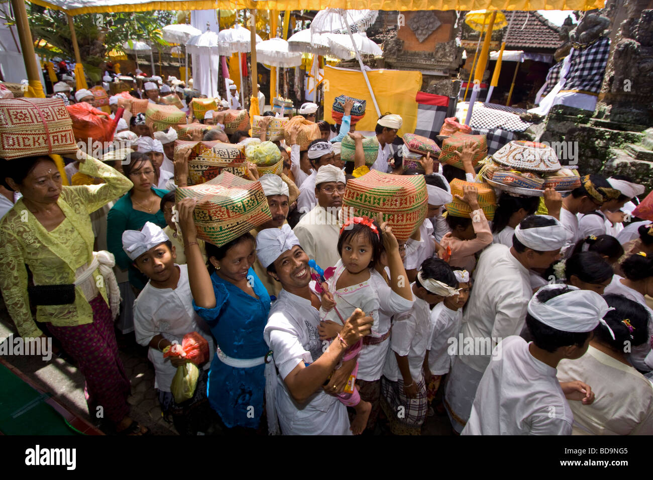 Gli indù portando offerte al tempio in Ubud durante Koningan Ceremoy Bali Indonesia Foto Stock