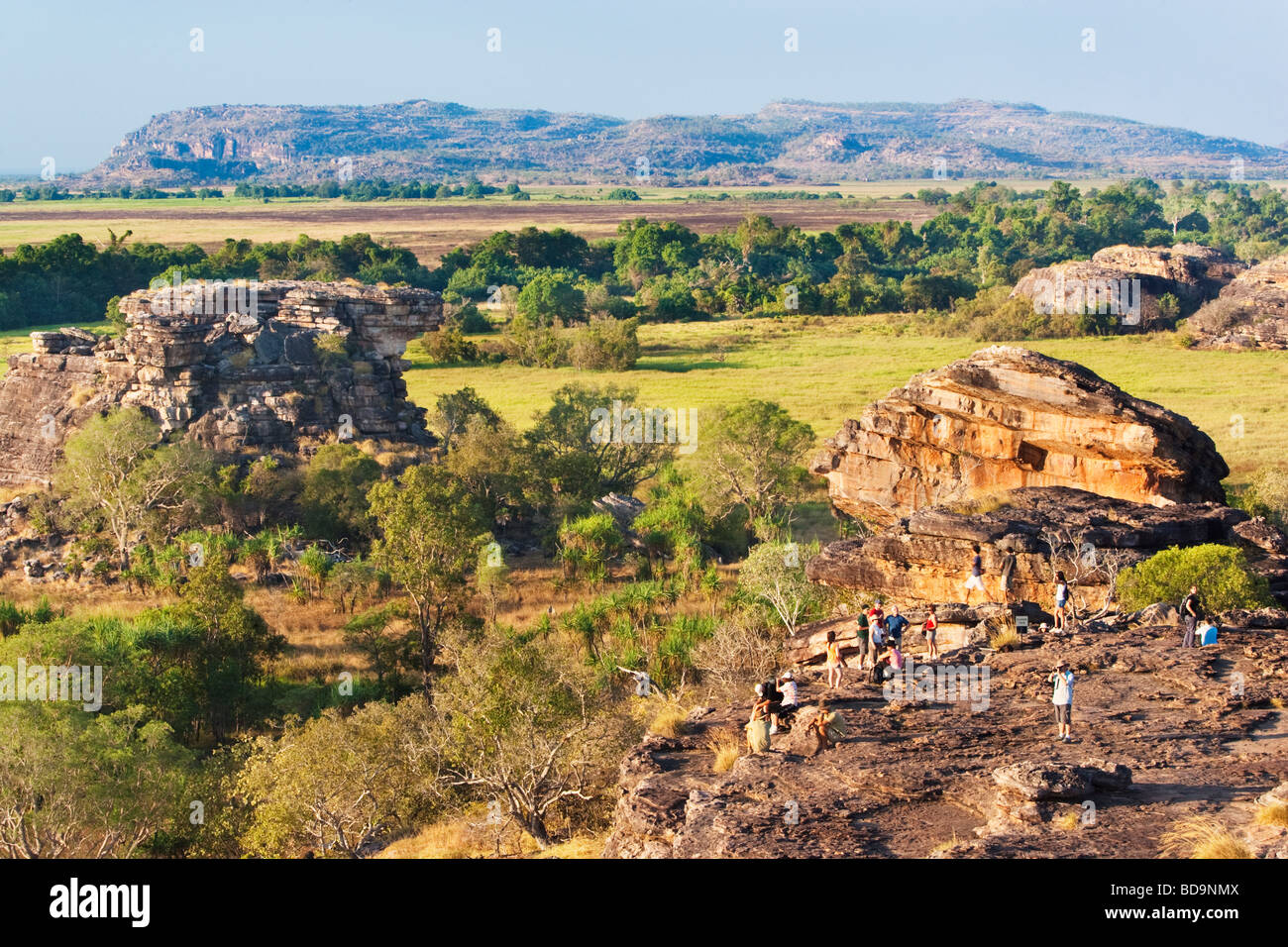 Turisti si riuniscono su Ubirr Rock per ammirare il tramonto. Kakadu National Park Foto Stock