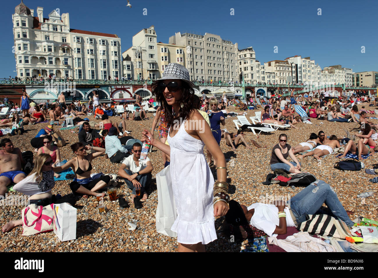 Le estati calde giornata sulla spiaggia di Brighton, Inghilterra. Foto Stock
