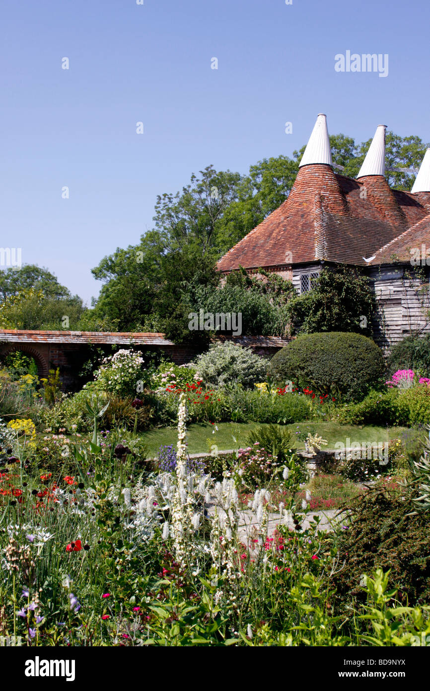 Un colorato paese di lingua inglese GIARDINO D'estate. Foto Stock